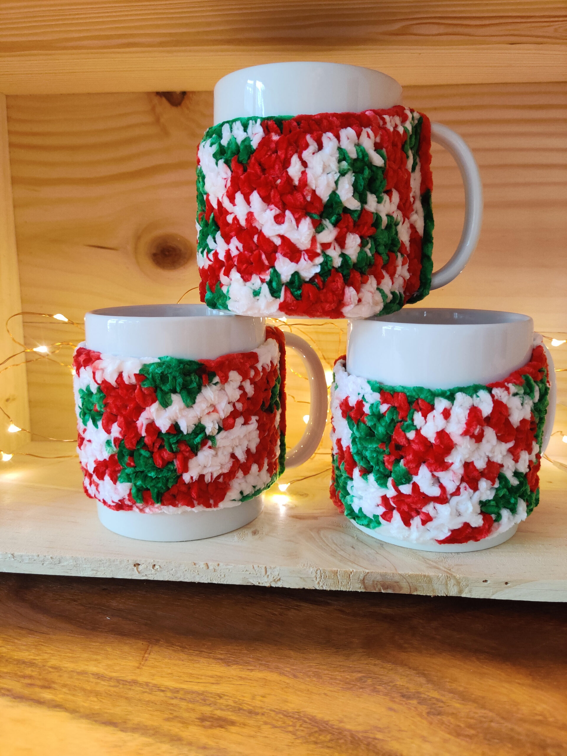 Tasse mit weihnachtlichem Tassenmäntelchen