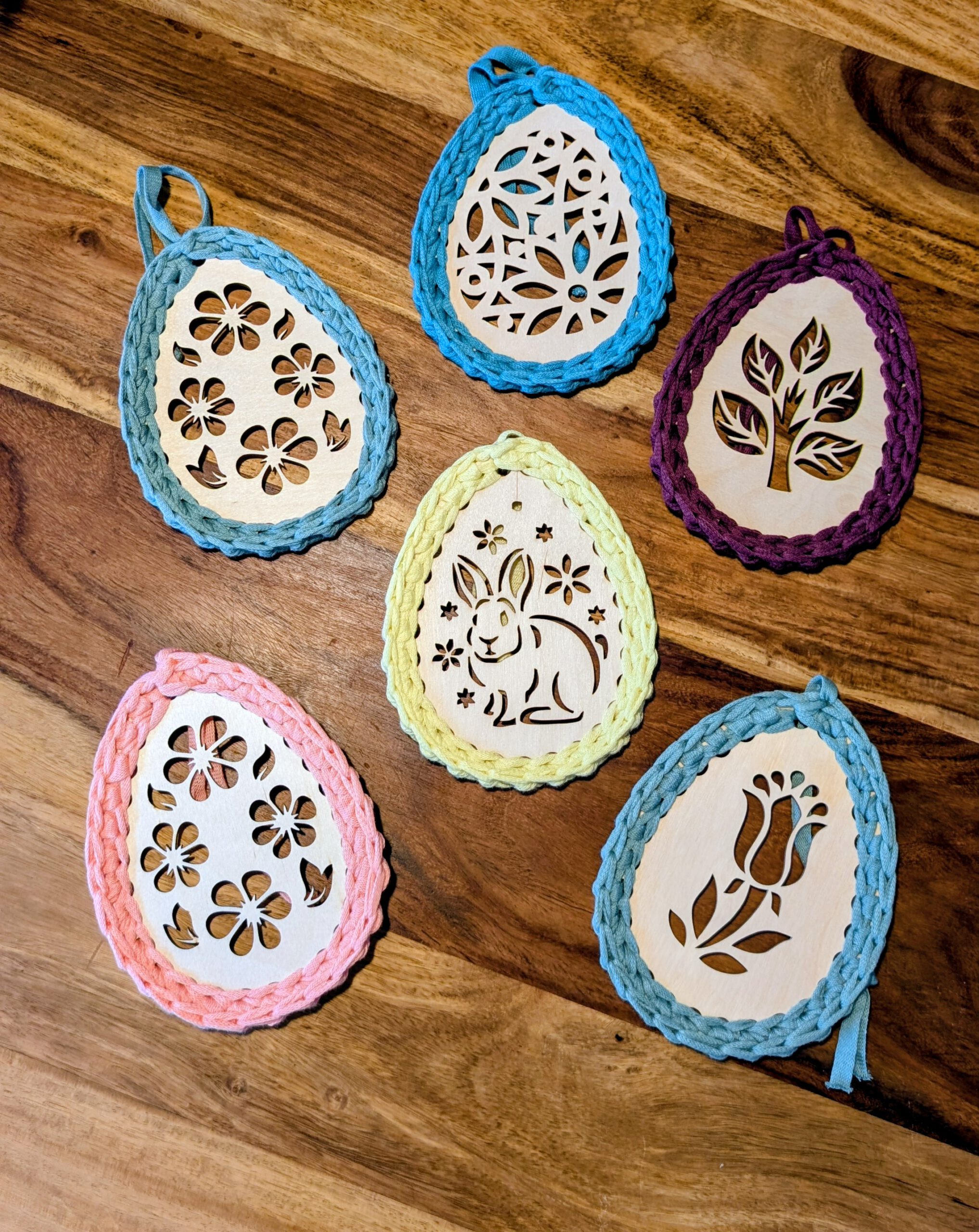 Osterschmuck, Anhänger aus Holz, umhäkelt mit Baumwollgarn